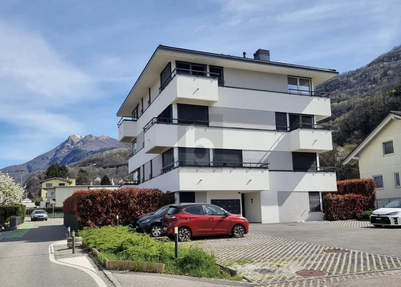 Quiet, Modern & Ready to Move In (3)