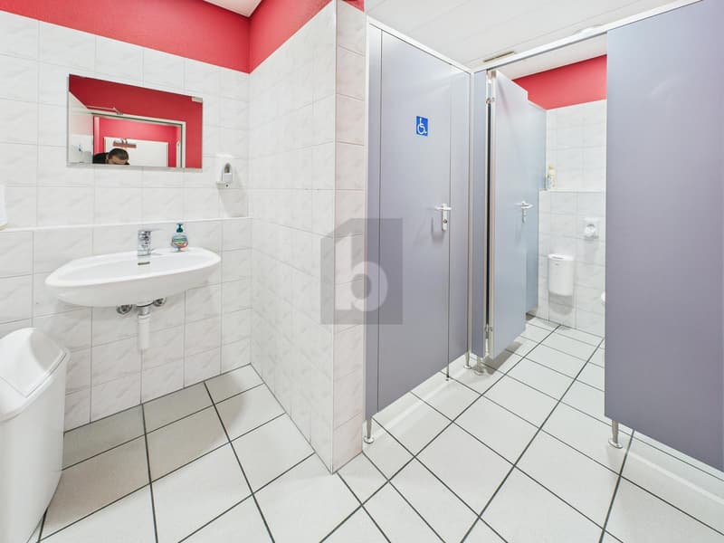 CENTRALLY LOCATED WITH HIGH FOOT TRAFFIC (4)