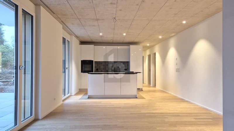 Modern, bright, and close to the city (2)