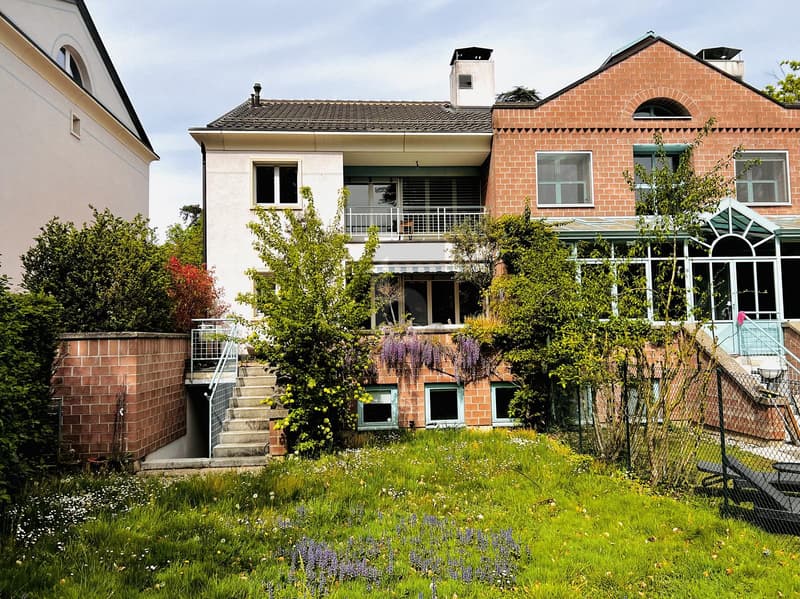 In einem bewaldeten und sicheren Park mit Pool (2)