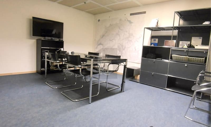 Bright and Spacious Office (3)