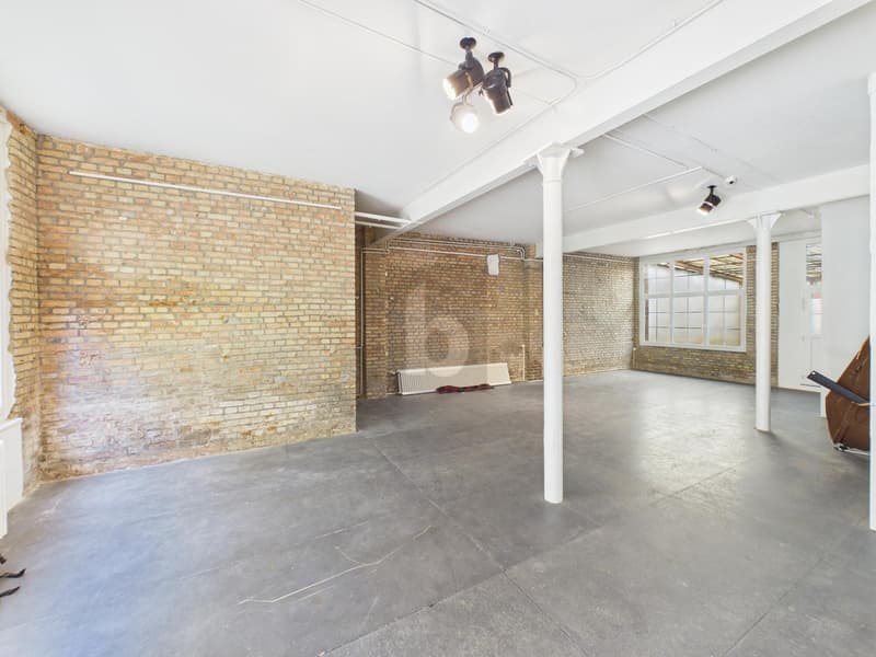 CREATIVE FREE SPACE ON TWO FLOORS (2)