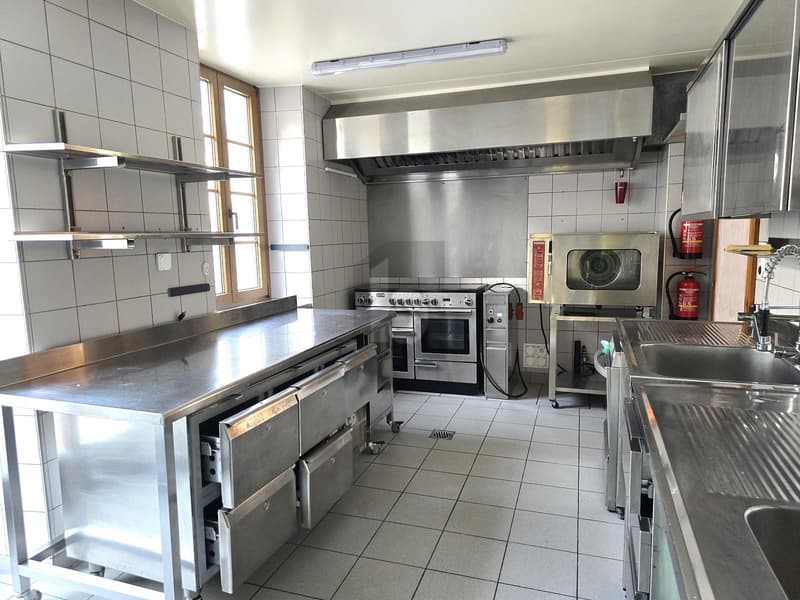 MAGNIFICENT RESTAURANT WITH GREAT POTENTIAL (4)