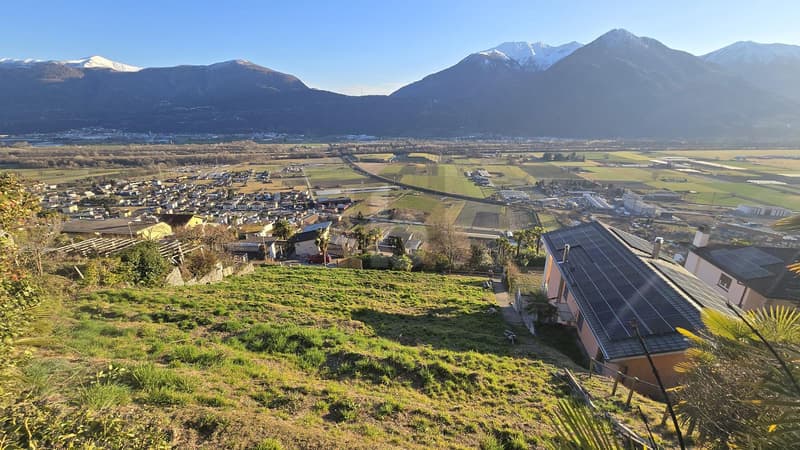 Spacious plot in sunny location with view (1)
