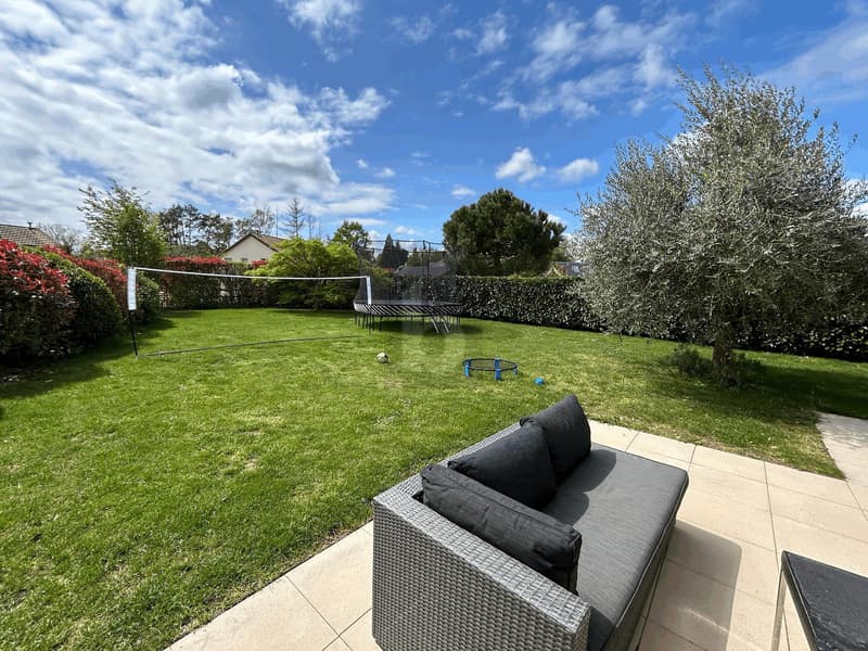 Ambiente familiare con giardino (5)