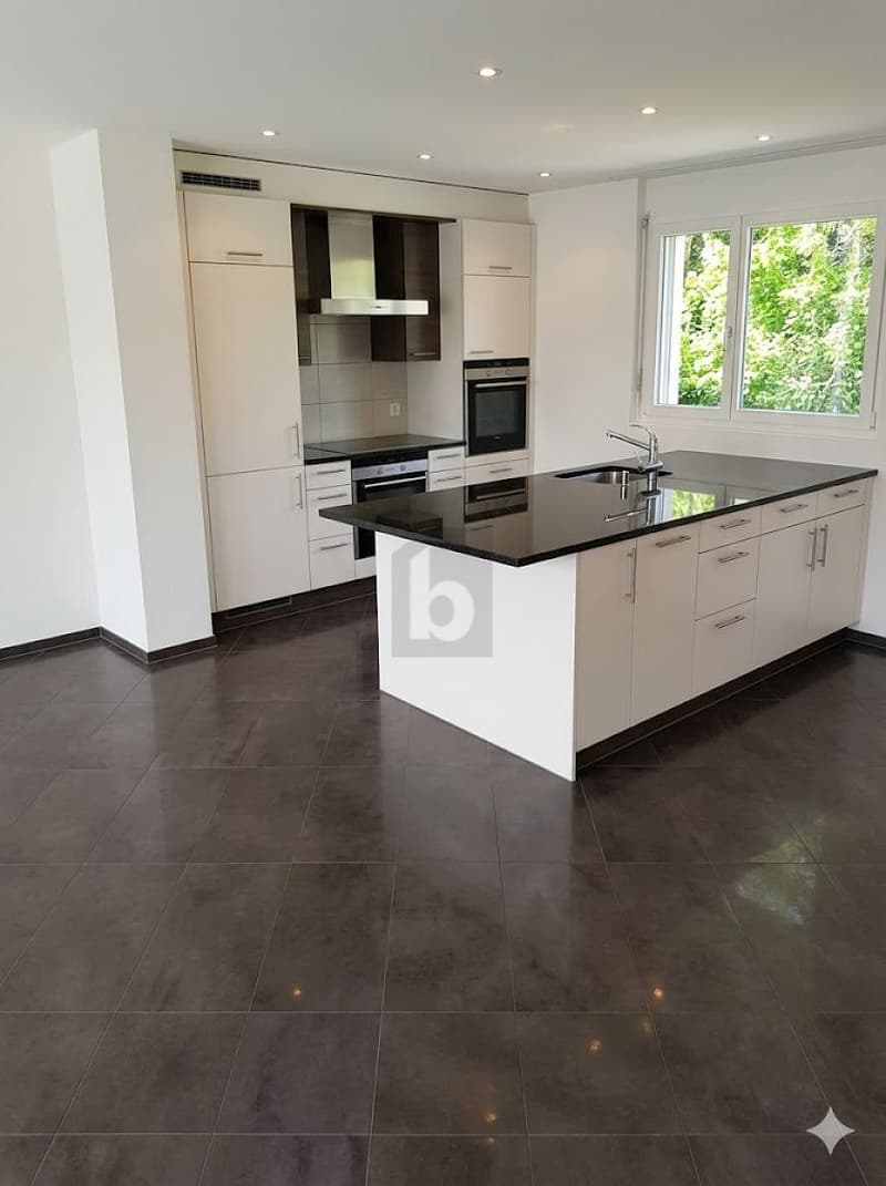 BRIGHT, SPACIOUS & CLOSE TO THE LAKE (3)