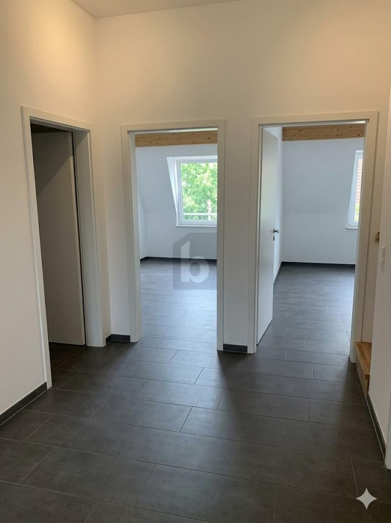 BRIGHT, SPACIOUS & CLOSE TO THE LAKE (2)