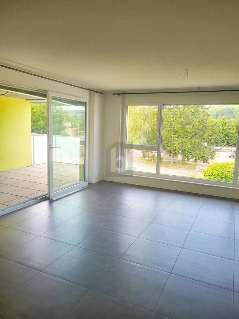 BRIGHT, SPACIOUS & CLOSE TO THE LAKE (4)