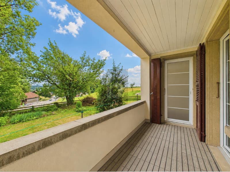 Balcon ensoleillé avec vue sur le vert (1)