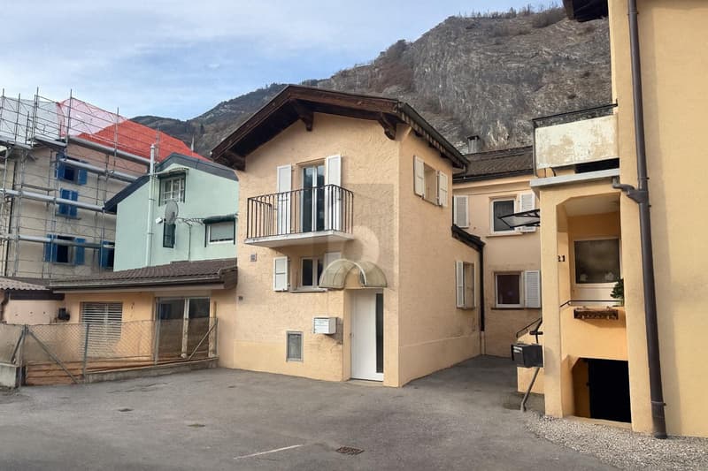 IMMOBILE DI RENDITA AL 4% NEL VECCHIO VILLAGGIO (1)