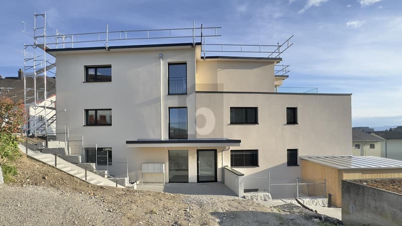 Costruzione moderna in posizione centrale (1)