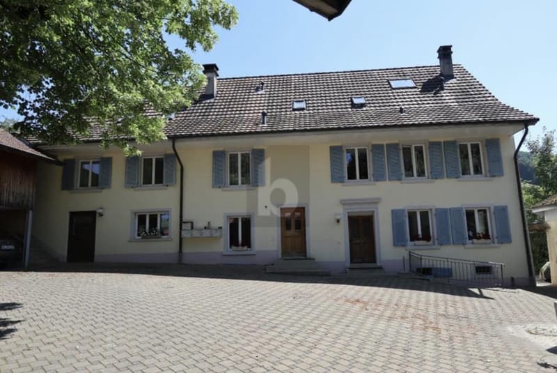 LARGE PROPERTY WITH 5 RESIDENTIAL UNITS (2)
