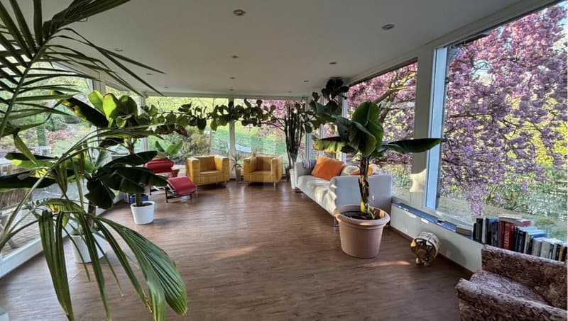 LARGE PROPERTY WITH 5 RESIDENTIAL UNITS (5)