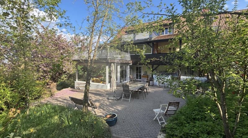 LARGE PROPERTY WITH 5 RESIDENTIAL UNITS (1)