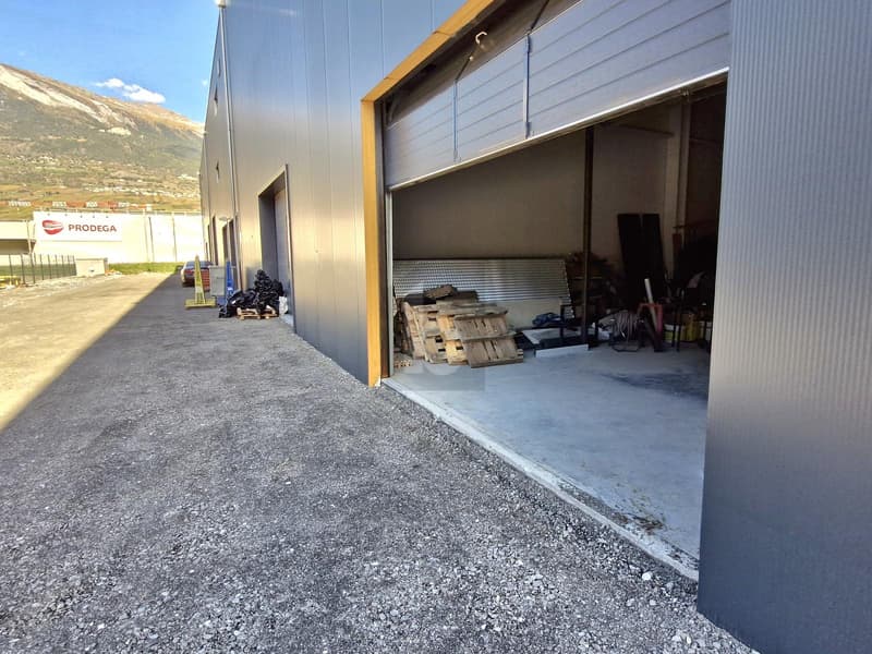 DEPOSITO NUOVO LUNGO L'AUTOSTRADA (2)