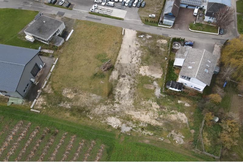 EMPLACEMENT COMMERCIAL AVEC UNITÉS DE PIÈCES SUPPLÉMENTAIRES (3)