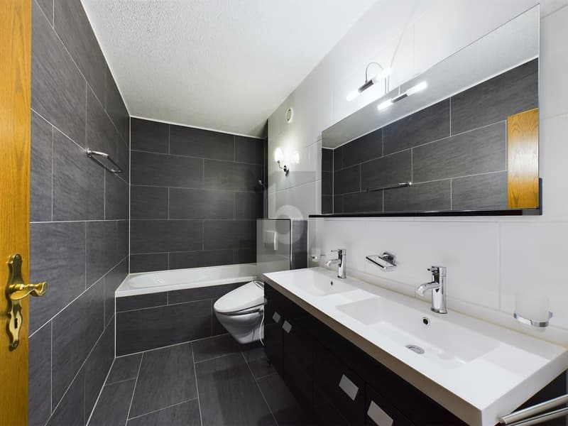 Moderne, Confortable et avec un Balcon Accueillant (4)