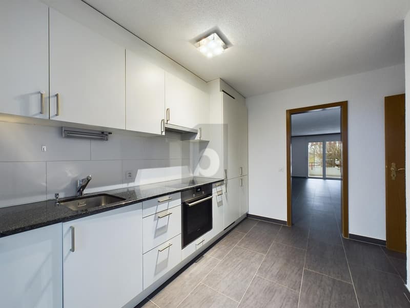 Moderne, Confortable et avec un Balcon Accueillant (2)