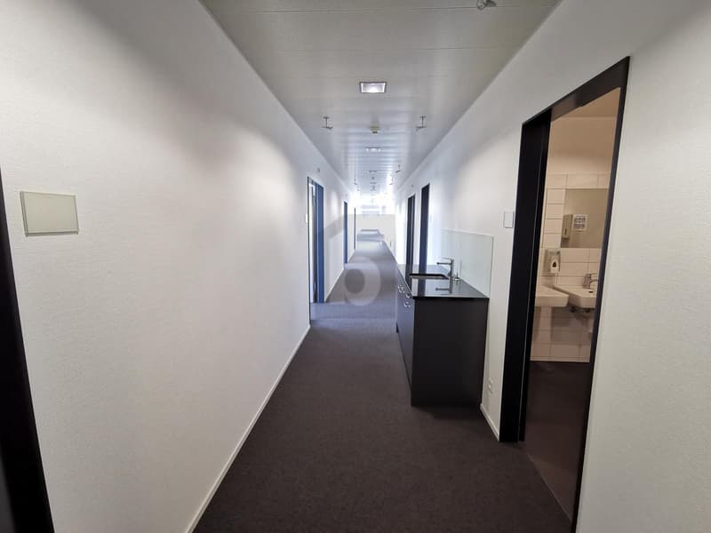 SPACIOUS, BRIGHT AND IN A GOOD LOCATION (4)