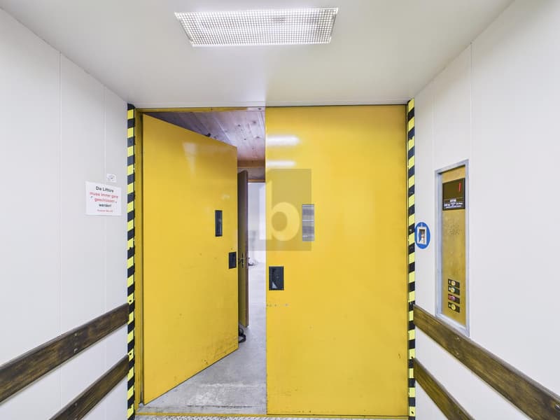 MIT GROSSEM WARENLIFT (6 M2)  AM AUTOBAHNANSCHLUSS (2)