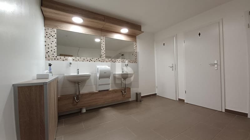 IDEAL LOCATION WITH MANY USE OPTIONS (3)