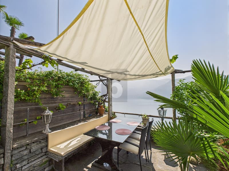 Elegant property with garden and breathtaking lake view (2)