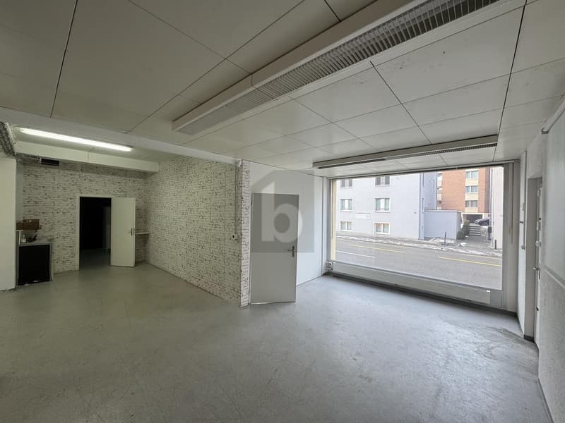 At top location with large shop window (3)