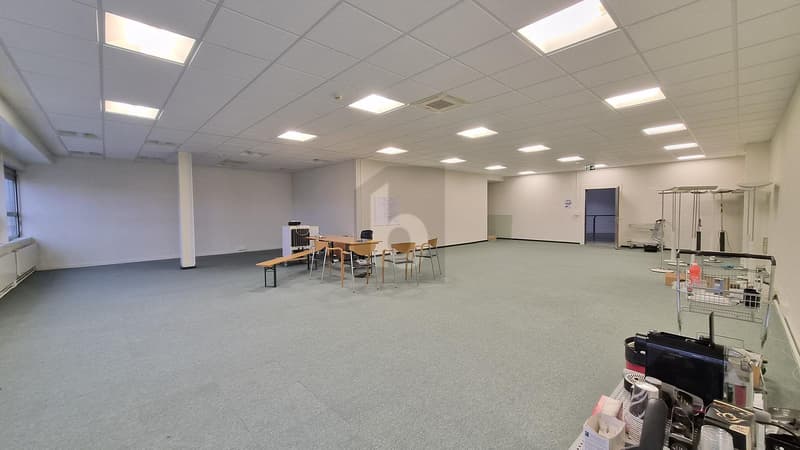 ATTRACTIVE, FUNCTIONAL & IDEALLY LOCATED (1)