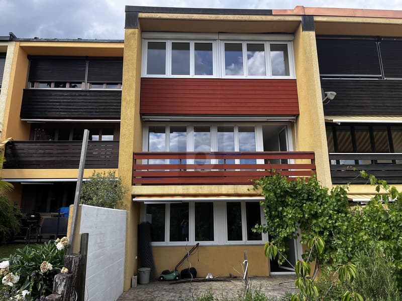 Sunny south-facing location with far-reaching views, garden & comfort (3)