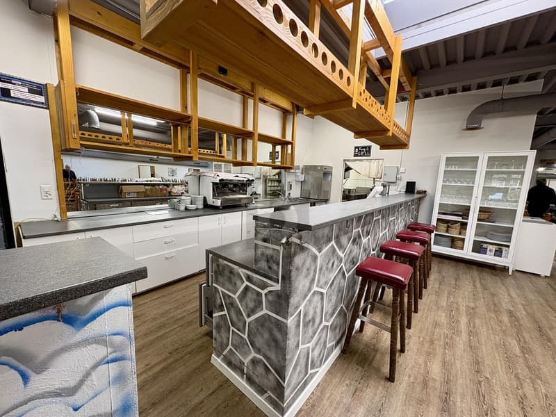 SPACIOUS AND VERSATILE COMMERCIAL SPACE (4)