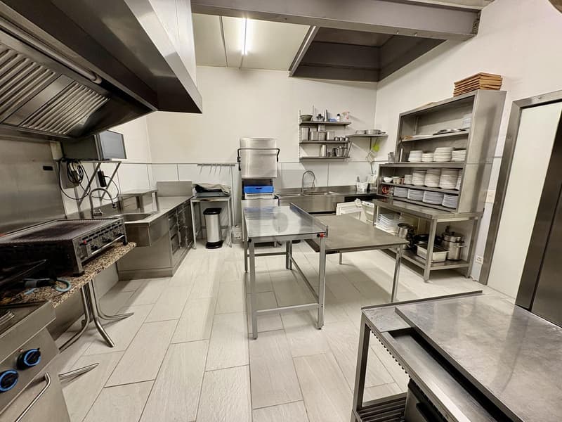 SPACIOUS AND VERSATILE COMMERCIAL SPACE (5)