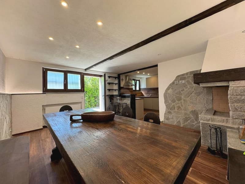 Spacious and Elegant with Pool and Lake View (2)