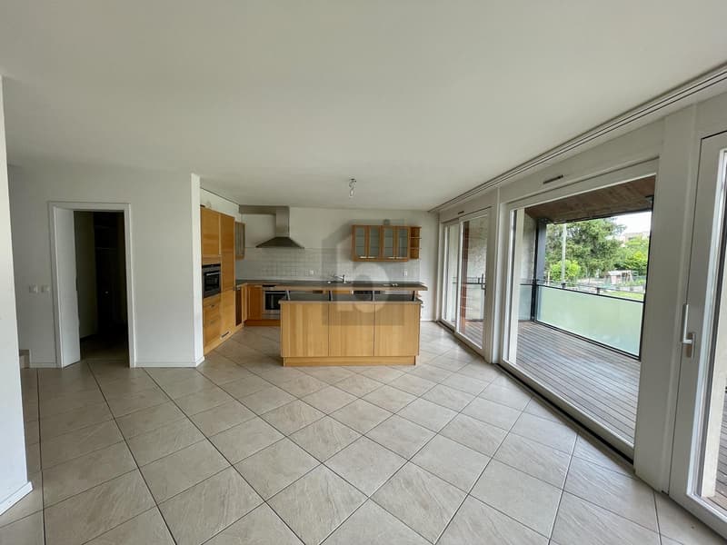 TOP PRICE! LUXURIOUS OVER THREE FLOORS (3)