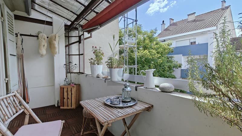 Charming old-building charm with covered balcony (1)
