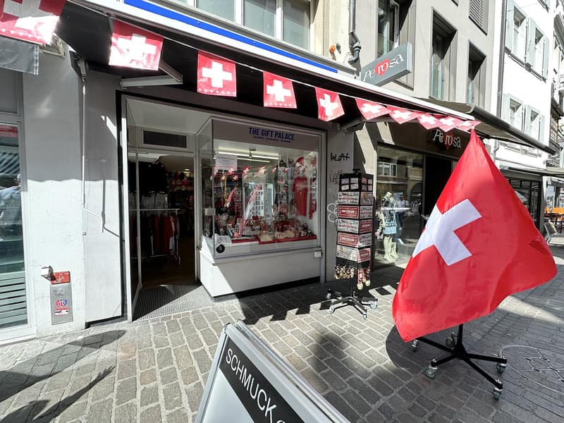 GRANDE AFFLUENCE DE PASSANTS DANS UN EMPLACEMENT CENTRAL (1)