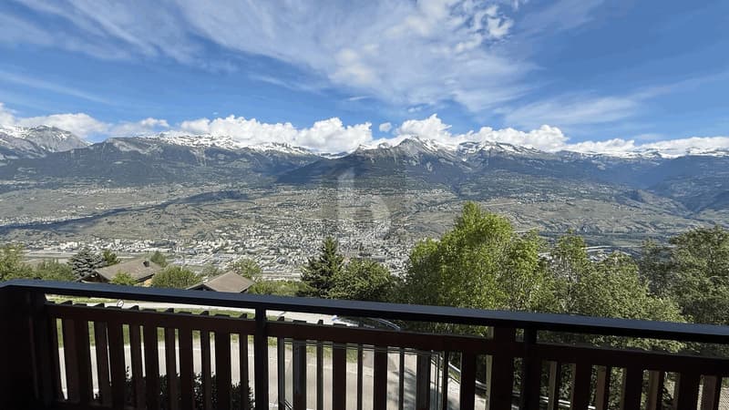 AUSSERGEWÖHNLICHE AUSBLICK AUF DIE ALPEN (1)