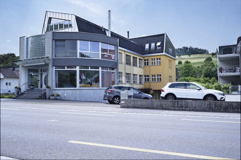 HELLE BÜRORÄUMLICHKEITEN IN KREATIVEM UMFELD (1)
