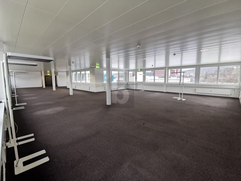LARGE, BRIGHT AND IN AN IDEAL LOCATION (1)