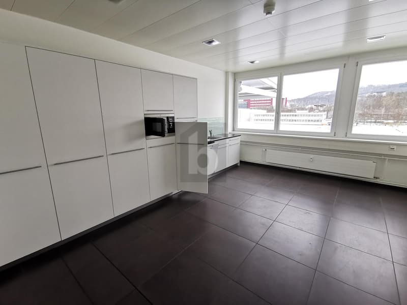 LARGE, BRIGHT AND IN AN IDEAL LOCATION (3)