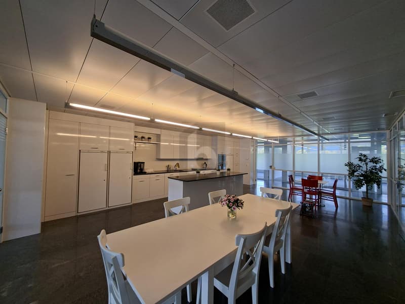 LOTS OF SPACE FOR YOUR BUSINESS SUCCESS (3)