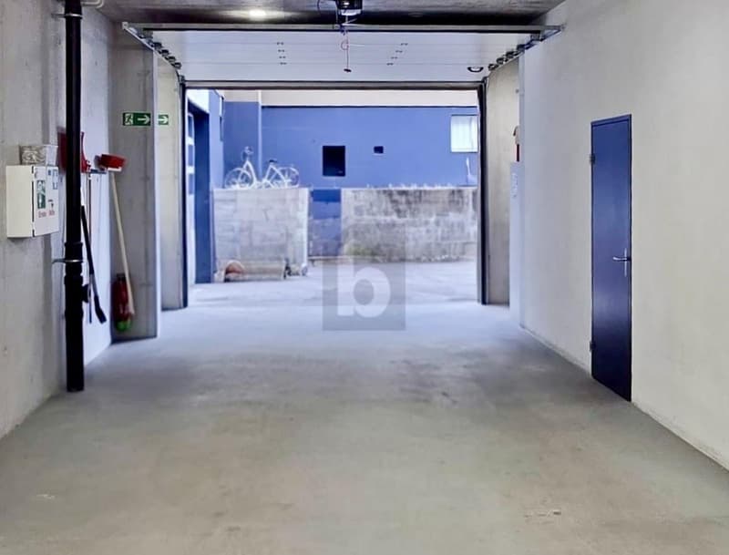 SPACIOUS WITH PRIVATE ENTRANCE (4)