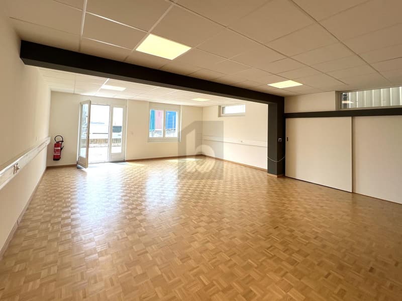 BUREAU DE PLEIN-PIED AVEC PARKING EN Z.I. (2)
