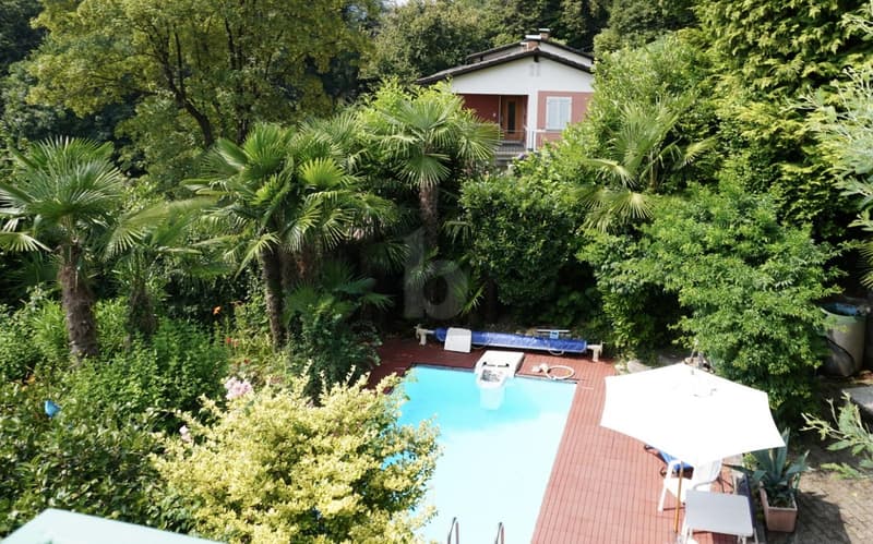 With Garden and Pool (3)