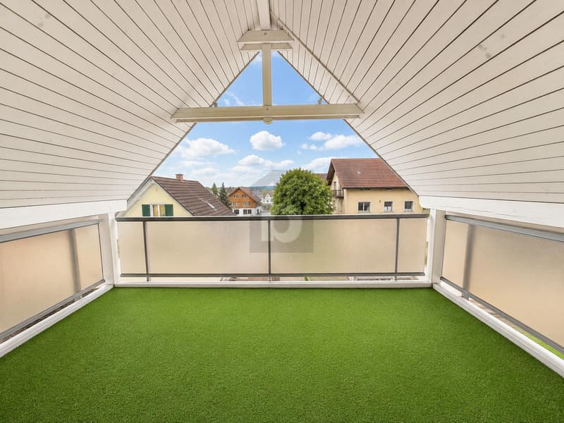 THOUGHTFUL FLOOR PLAN AND BRIGHTLY LIT (5)