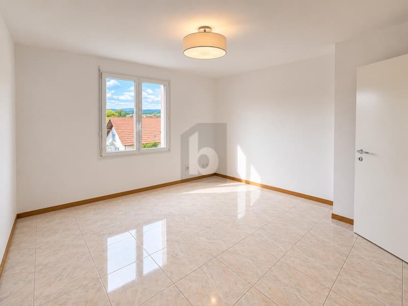 THOUGHTFUL FLOOR PLAN AND BRIGHTLY LIT (2)