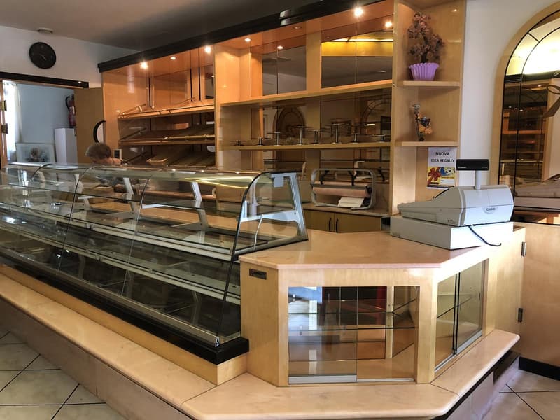 Shop in central position (3)