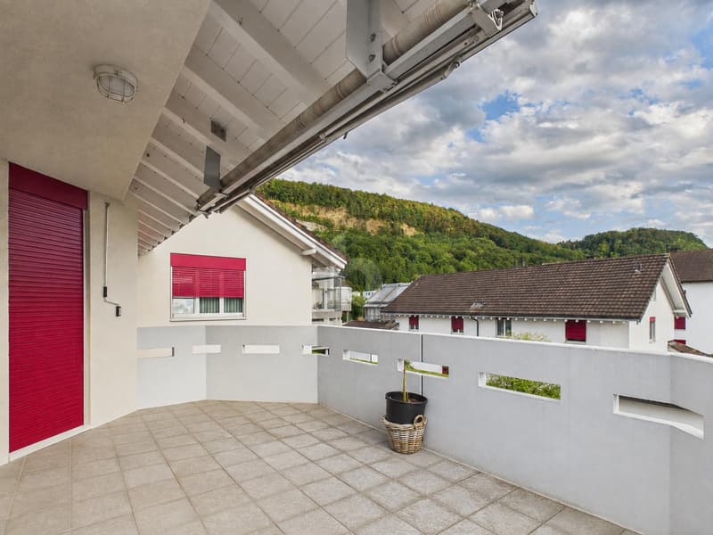 Well-maintained with plenty of storage space (4)