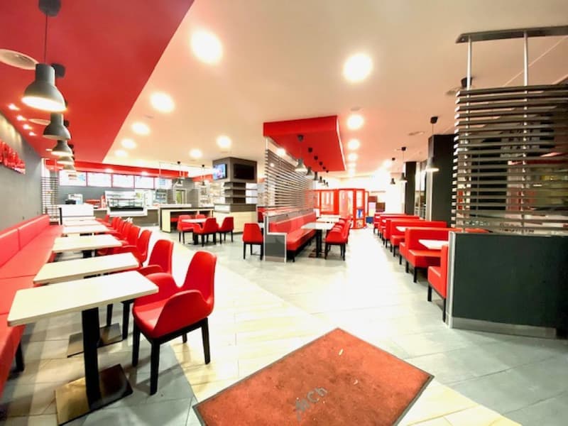 IDEAL LOCATION - GUARANTEED CLIENTELE (2)