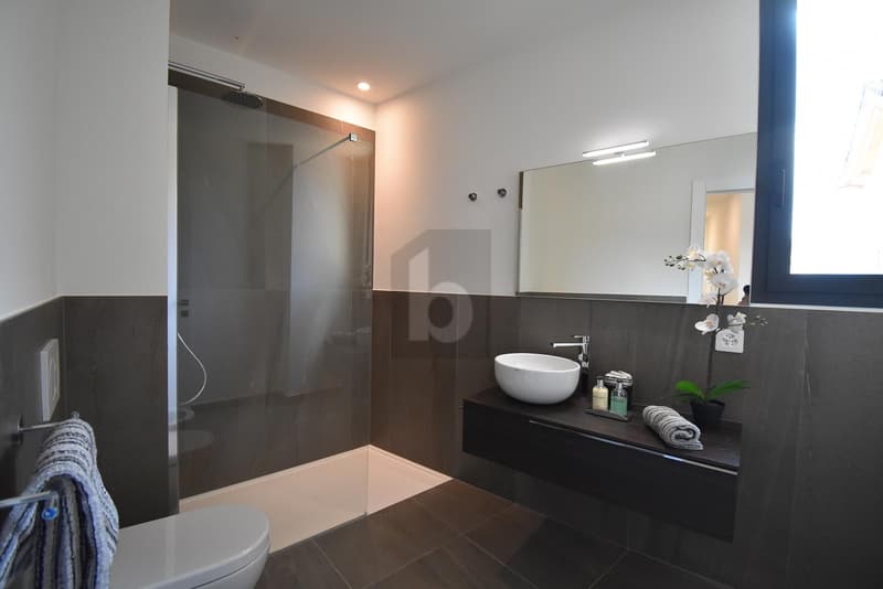 Modern and Elegant in Sunny Position (4)