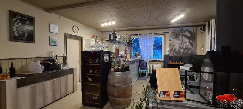 Ideally located, with a regular clientele (3)